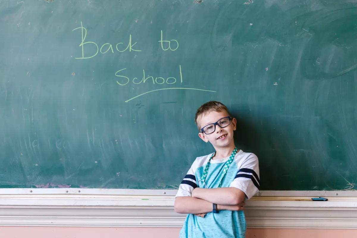 Schulkind trägt seine Schultüte stolz zum ersten Schultag