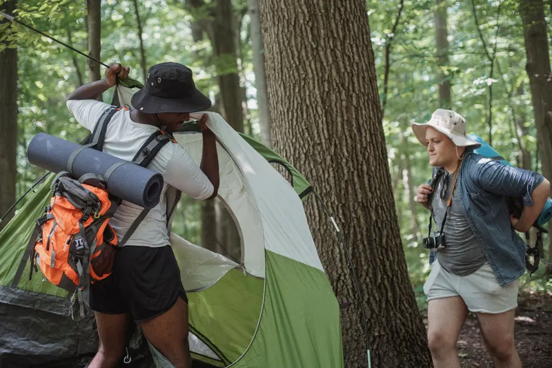 Männer bei einem gemeinsamen Outdoor-Erlebnis