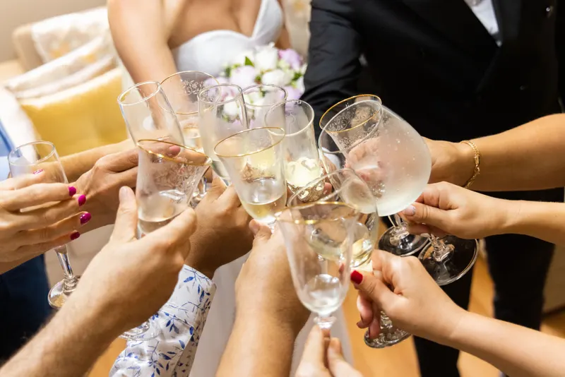 Hochzeitsgäste stoßen bei der Feier mit Sekt an