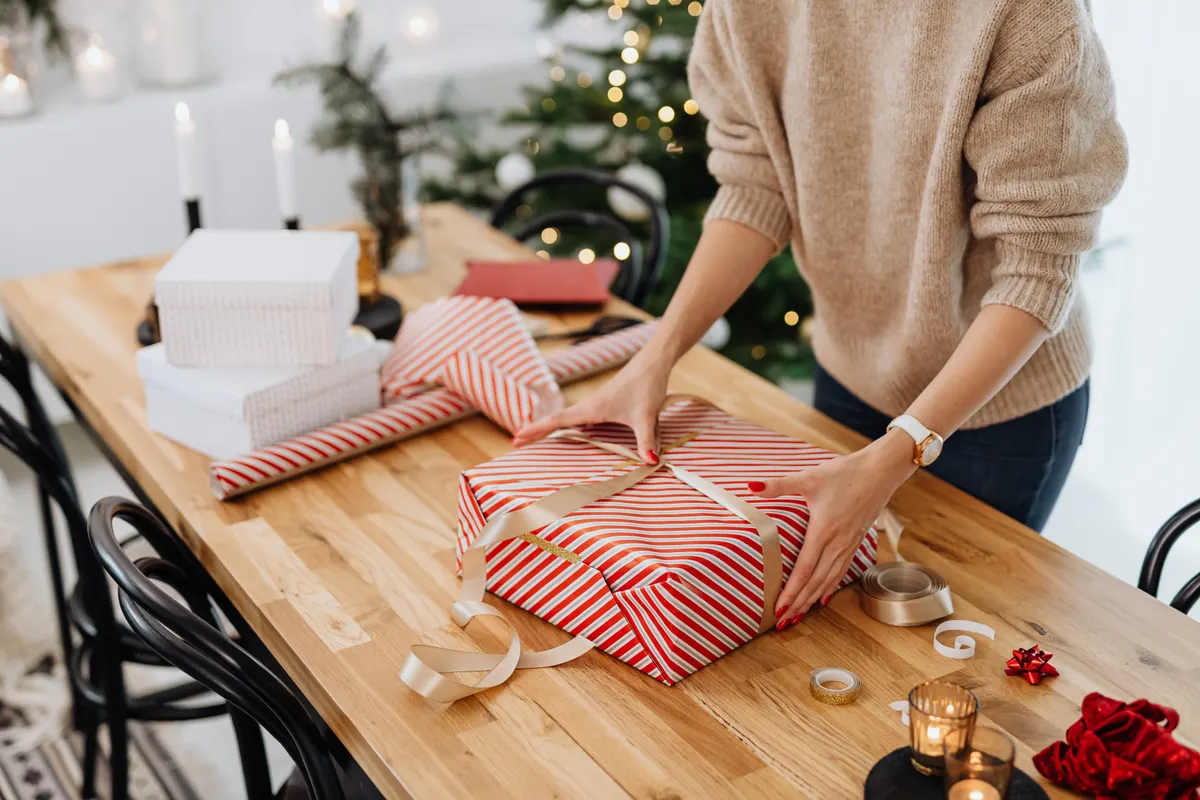 Weihnachtsgeschenke und Wunschzettel auf einem festlich gedeckten Tisch