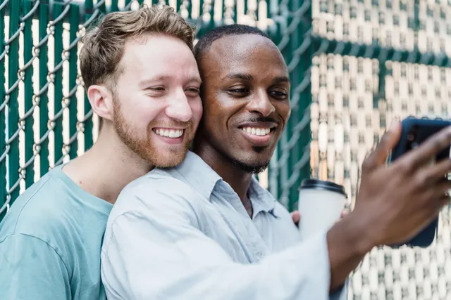 Menschen teilen eine Wunschliste per Smartphone ohne Registrierung
