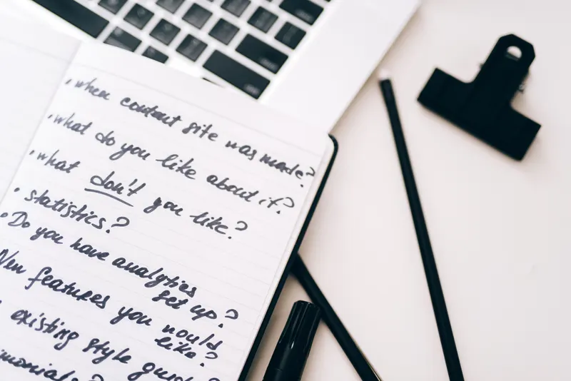 Laptop und handschriftliche Notiz auf einem festlich gedeckten Tisch Laptop und handschriftliche Notiz auf einem festlich gedeckten Tisch