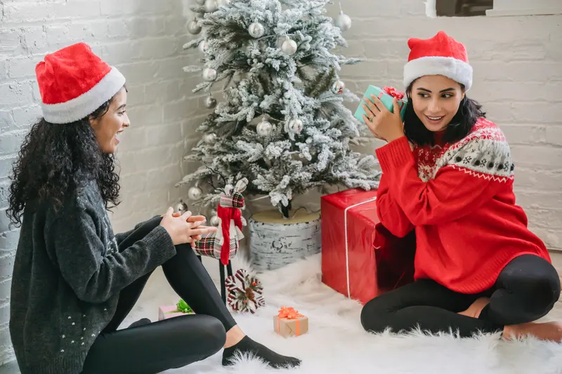 Freunde organisieren mit einer Wichteln App ihre Geschenketausch-Runde Freunde organisieren mit einer Wichteln App ihre Geschenketausch-Runde