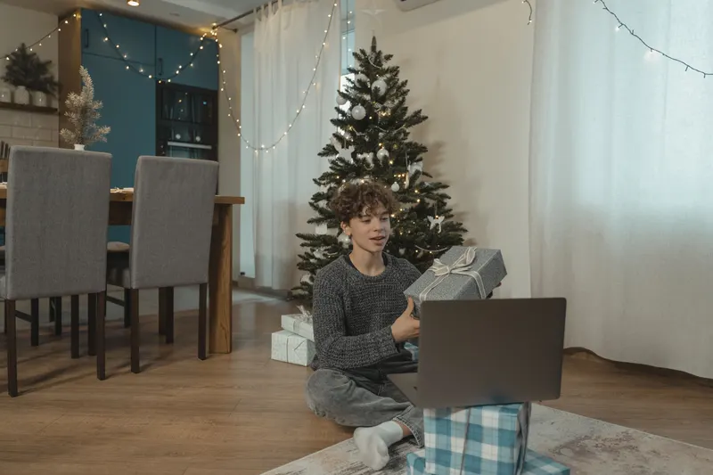 Freunde planen gemeinsam eine Wichtelgruppe am Laptop