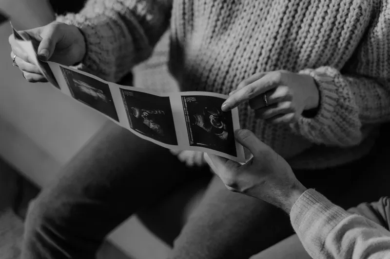 Werdende Eltern stellen gemeinsam eine Babyerstausstattungs-Wunschliste am Laptop zusammen Werdende Eltern stellen gemeinsam eine Babyerstausstattungs-Wunschliste am Laptop zusammen