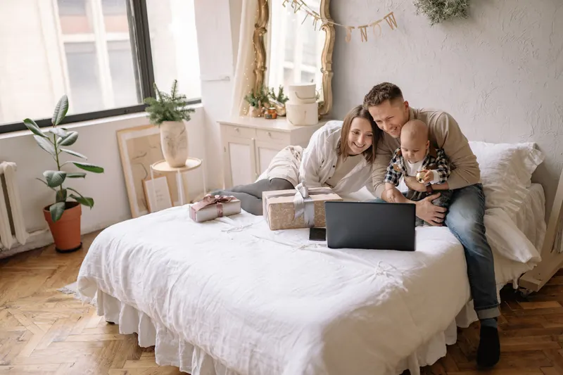 Familie plant Geschenke gemeinsam am Laptop