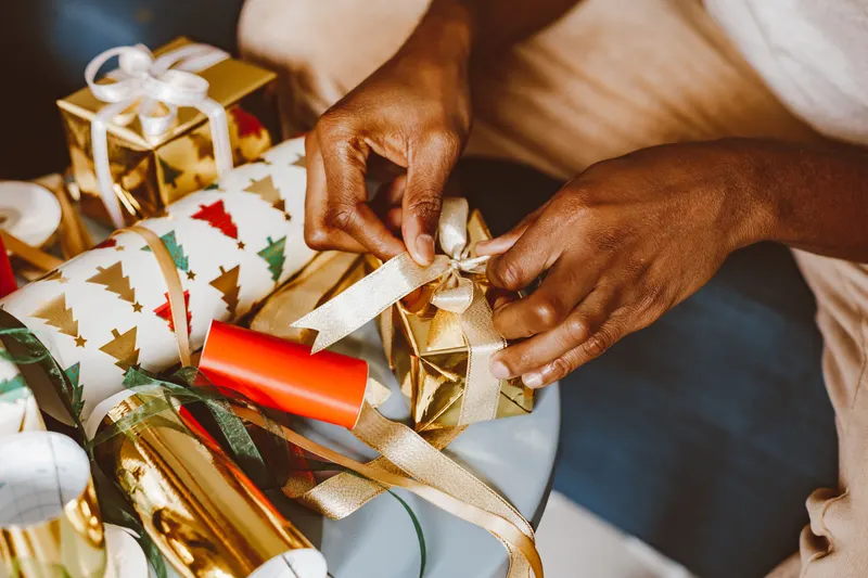 Person verpackt ein Geschenk für die Familie