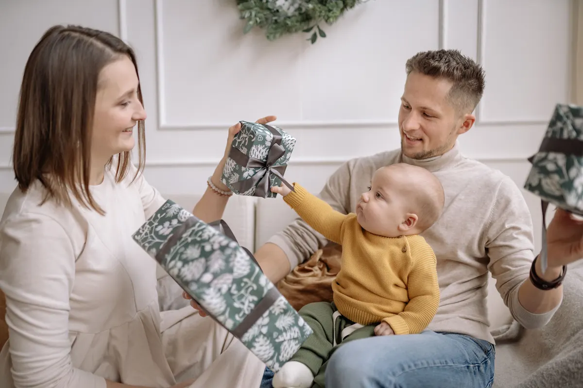Familie und Paten feiern eine Firmung mit Geschenken Familie und Paten feiern eine Firmung mit Geschenken