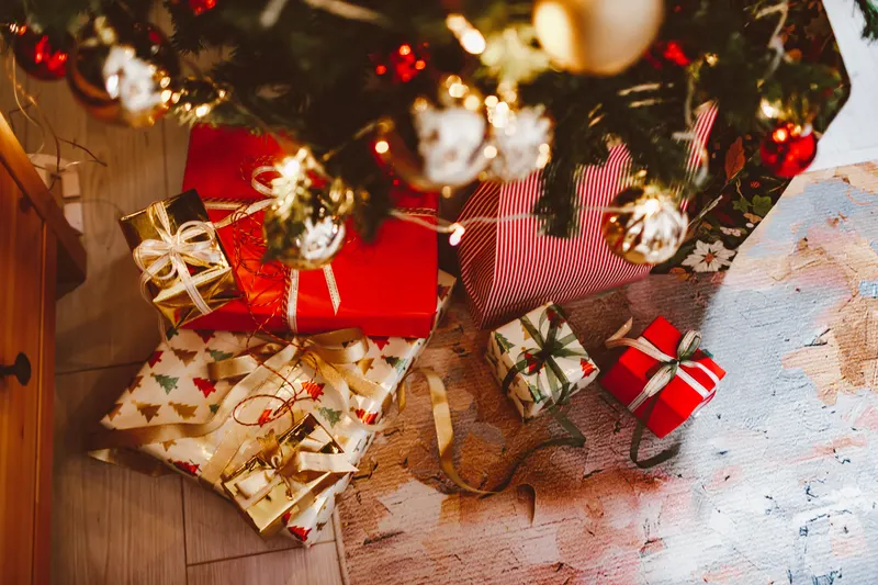 Eingepackte Weihnachtsgeschenke unter dem Baum Eingepackte Weihnachtsgeschenke unter dem Baum