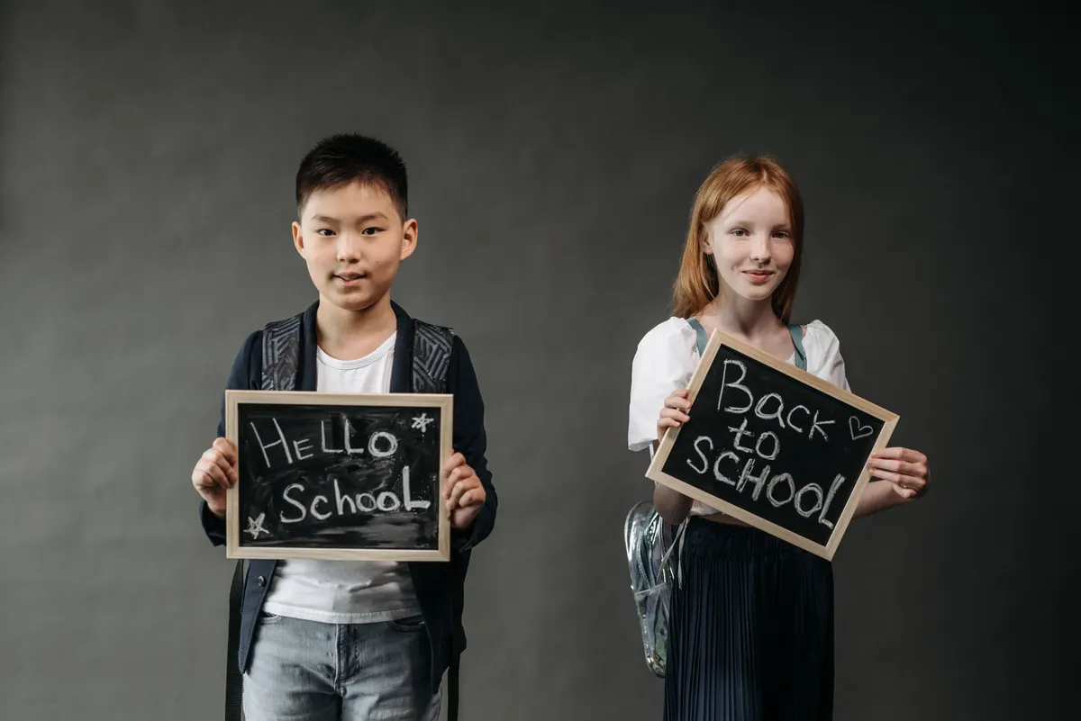 Familie feiert die Einschulung eines Kindes zu Hause Familie feiert die Einschulung eines Kindes zu Hause