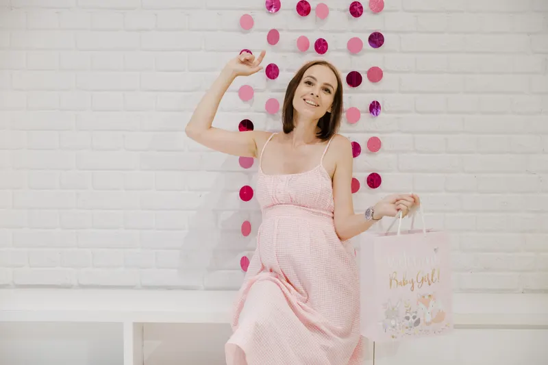 Familie feiert eine Babyparty und tauscht Geschenke aus Familie feiert eine Babyparty und tauscht Geschenke aus