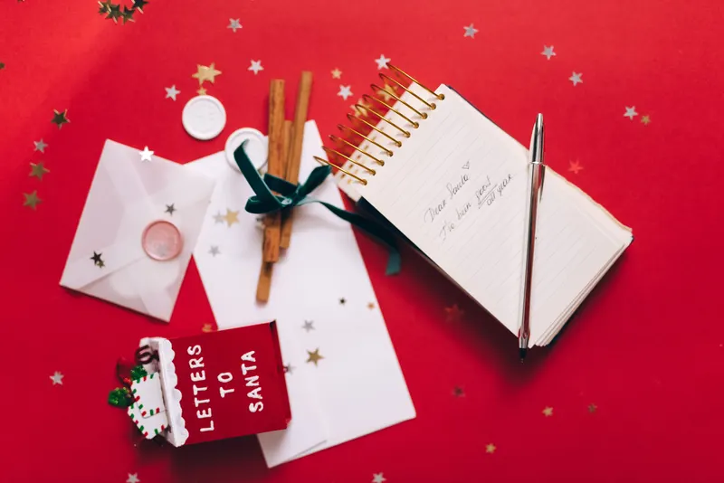 Kind schreibt einen Wunschzettel für den Nikolaus Kind schreibt einen Wunschzettel für den Nikolaus